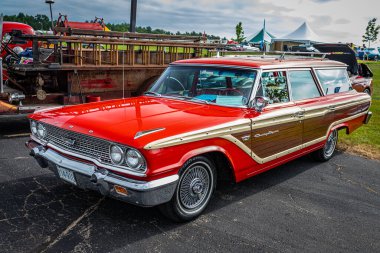 Iola, WI - Temmuz 07, 2022: 1963 Ford Country Squire Station Wagon 'un yüksek perspektifli ön köşe görüntüsü yerel bir araba fuarında.