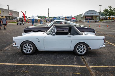 Iola, WI - Temmuz 07, 2022: 1966 Sunbeam Tiger Üstü açılabilen yerel bir araba fuarında yüksek perspektifli yan görüş.