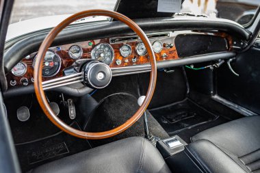 Iola, WI - 7 Temmuz 2022: 1966 Sunbeam Tiger Üstü açılabilen bir arabanın iç görünümü yerel bir araba fuarında.