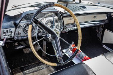 Iola, WI - Temmuz 07, 2022: 1959 Dodge Coronet 4 Door Sedan 'ın detaylı iç görüntüsü yerel bir araba fuarında.