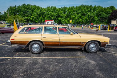 Iola, WI - 07 Temmuz 2022: 1977 Buick Century Station Wagon 'un yerel bir araba fuarında yüksek perspektifli yan görüntüsü.
