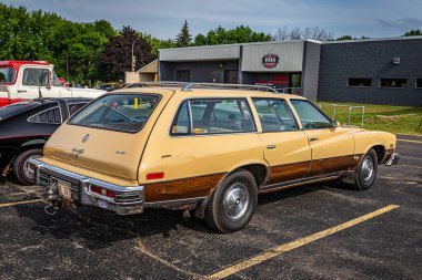 Iola, WI - 7 Temmuz 2022: 1977 Buick Century Station Wagon 'un yüksek perspektifli arka köşe görüntüsü yerel bir araba fuarında.