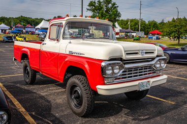 Iola, WI - Temmuz 07, 2022: 1960 model Ford F-250 Styleside Pickup Truck 'ın yüksek perspektifli ön köşe görüntüsü yerel bir araba fuarında.