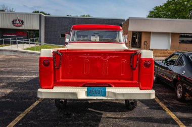Iola, WI - Temmuz 07, 2022: 1960 Ford F-250 Styleside Pickup Truck 'ın yüksek perspektifli arka görüntüsü yerel bir araba fuarında.