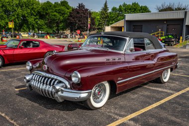 Iola, WI - 7 Temmuz 2022: 1950 Buick Eight Super Convertible 'in yüksek perspektifli ön köşesi yerel bir araba fuarında.