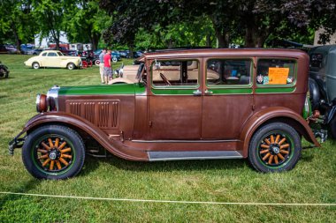 Iola, WI - 07 Temmuz 2022: 1929 Dodge Victory Six Sedan 'ın yüksek perspektifli yan görüntüsü.