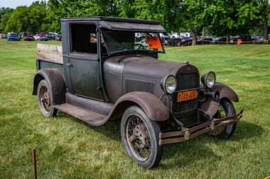 Iola, WI - Temmuz 07, 2022: 1928 model bir Ford Model A kamyonetin yerel bir araba fuarında yüksek perspektifli ön köşe görüntüsü.