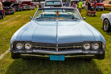 Iola, WI - Temmuz 07, 2022: 1966 Oldsmobile Delta 88 'in yüksek perspektifli ön görüntüsü yerel bir araba fuarında.
