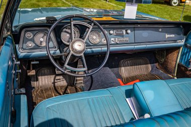 Iola, WI - Temmuz 07, 2022: 1966 Oldsmobile Delta 88 'in yüksek perspektifli iç görünümü.