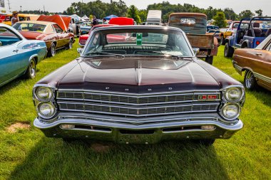 Iola, WI - Temmuz 07, 2022: 1967 Ford Galaxie XL 'nin yüksek perspektifli ön görüntüsü Yerel bir araba fuarında.