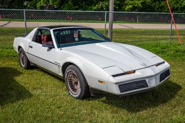 Iola, WI - Temmuz 07, 2022: 1984 Pontiac Firebird Trans Am 'in yerel bir araba fuarındaki yüksek perspektifli ön köşe görüntüsü.