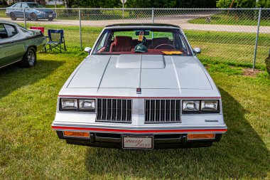 Iola, WI - Temmuz 07, 2022: 1984 Hurst / Olds Cutlass Supreme Coupe yerel bir otomobil fuarında yüksek perspektifli görüş.