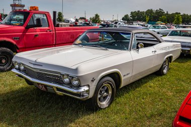 Iola, WI - 07 Temmuz 2022: 1965 Chevrolet Impala SS 2 Door Hardtop 'ın yüksek perspektifli ön köşe görüntüsü yerel bir araba fuarında.