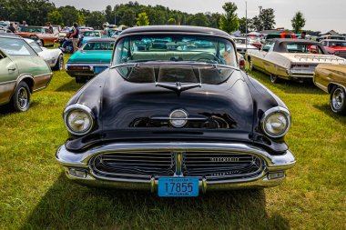 Iola, WI - Temmuz 07, 2022: Yerel bir otomobil fuarında 1956 Oldsmobile 88 model Sedan 'ın yüksek perspektifli ön görüntüsü.