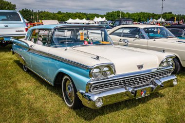 Iola, WI - 07 Temmuz 2022: 1959 Ford Galaxie 2 Door Hardtop 'ın yüksek perspektifli ön köşe görüntüsü yerel bir araba fuarında.