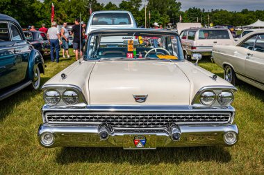 Iola, WI - 07 Temmuz 2022: Yerel bir araba fuarında 1959 Ford Galaxie 2 Door Hardtop manzarası.