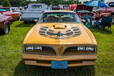 Iola, WI - 7 Temmuz 2022: 1978 Pontiac Firebird Trans Am 'in yerel bir otomobil fuarındaki yüksek perspektifli manzarası.