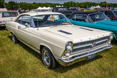 Iola, WI - Temmuz 07, 2022: 1966 Ford Fairlane GTA Hardtop Coupe 'nin yüksek perspektifli ön köşe görüntüsü yerel bir araba fuarında.