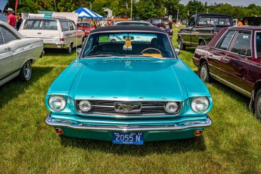 Iola, WI - Temmuz 07, 2022: 1965 Ford Mustang Hardtop Coupe 'nin yüksek perspektifli manzarası yerel bir araba fuarında.