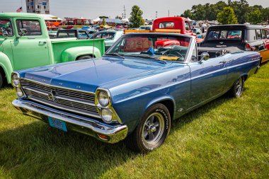 Iola, WI - Temmuz 07, 2022: 1966 Ford Fairlane 500 XL Üstü açılabilir bir arabanın yüksek perspektifli ön köşe görüntüsü yerel bir araba fuarında.
