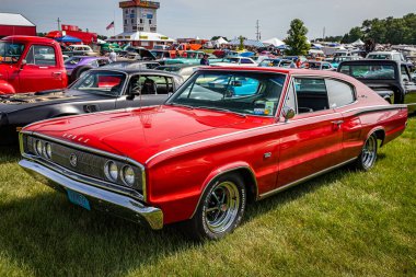 Iola, WI - 07 Temmuz 2022: 1967 Dodge Charger Hardtop Coupe 'nin yüksek perspektifli ön köşe görüntüsü yerel bir araba fuarında.