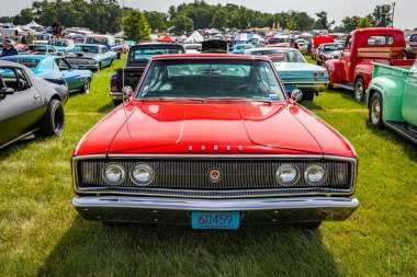 Iola, WI - 07 Temmuz 2022: 1967 Dodge Charger Hardtop Coupe yerel bir araba fuarında yüksek perspektifli ön görüş.