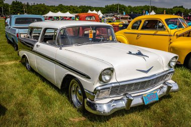 Iola, WI - 07 Temmuz 2022: 1956 Chevrolet BelAir Nomad Station Wagon 'un yüksek perspektifli ön köşe görüntüsü yerel bir araba fuarında.