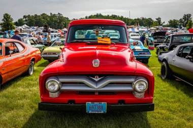 Iola, WI - Temmuz 07, 2022: Yerel bir araba fuarında 1955 model Ford F-100 kamyonet manzarası.