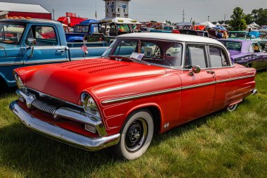 Iola, WI - 07 Temmuz 2022: 1955 Plymouth Belvedere 2 Door Sedan otomobil fuarında yüksek perspektifli ön köşe görüntüsü.