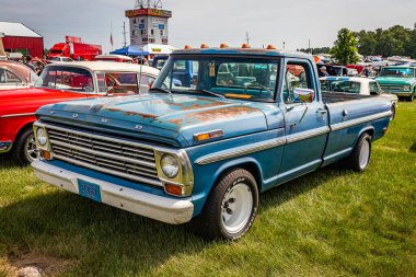 Iola, WI - Temmuz 07, 2022: 1967 Ford F100 Ranger kamyonet yerel bir otomobil fuarında yüksek perspektifli ön köşe görüntüsü.