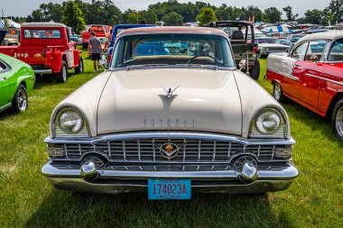 Iola, WI - 07 Temmuz 2022: 1955 Packard Patrician Sedan 'ın yerel bir araba fuarında yüksek perspektifli manzarası.