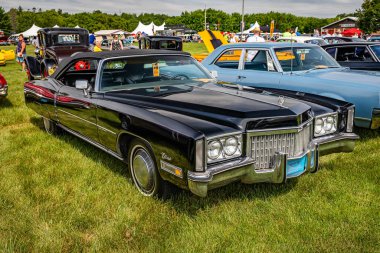 Iola, WI - 7 Temmuz 2022: 1972 model bir Cadillac Eldorado 'nun yüksek perspektifli ön köşesi..