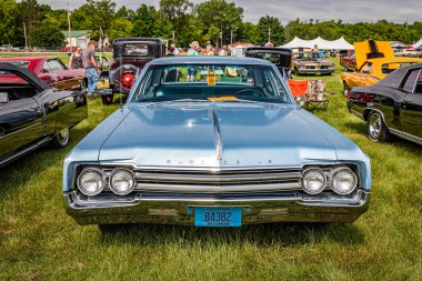 Iola, WI - 07 Temmuz 2022: 1965 Oldsmobile Dynamic 88 4 Door Sedan otomobil fuarında yüksek perspektifli görüş.