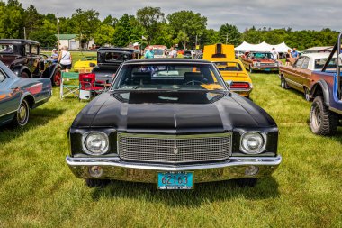 Iola, WI - Temmuz 07, 2022: 1970 Chevrolet Monte Carlo 2 Door Hardtop 'ın yüksek perspektifli manzarası.