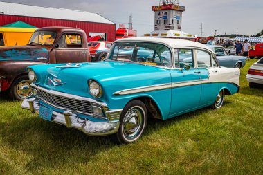 Iola, WI - 07 Temmuz 2022: 1956 model Chevrolet BelAir 4 kapılı bir otomobil fuarında yüksek perspektifli ön köşe görüntüsü.