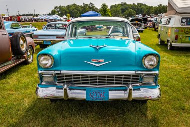 Iola, WI - 07 Temmuz 2022: 1956 Chevrolet BelAir 4 kapılı bir otomobil fuarında yüksek perspektifli görüş.