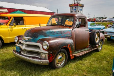 Iola, WI - Temmuz 07, 2022: 1954 Chevrolet 3100 model bir kamyonetin yüksek perspektifli ön köşesi yerel bir araba fuarında..
