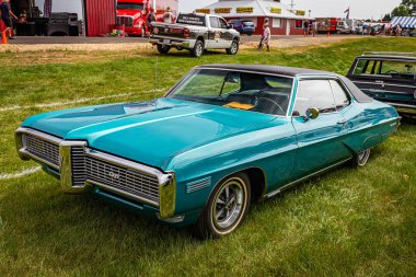 Iola, WI - 07 Temmuz 2022: 1968 Pontiac Grand Prix Coupe 'nin yüksek perspektifli ön köşe görüntüsü yerel bir araba fuarında.
