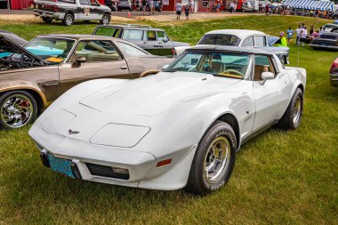 Iola, WI - 7 Temmuz 2022: 1978 Chevrolet Corvette Hardtop Coupe 'nin yüksek perspektifli ön köşesi.
