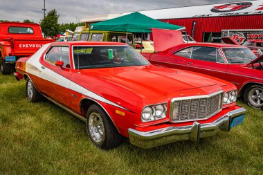 Iola, WI - Temmuz 07, 2022: 1976 Ford Gran Torino 2 Door Hardtop 'ın yüksek perspektifli ön köşe görüntüsü yerel bir araba fuarında.