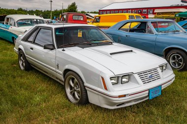 Iola, WI - 07 Temmuz 2022: 1984 Ford Mustang GT 350 'nin yüksek perspektifli ön köşe görüntüsü yerel bir otomobil fuarında.