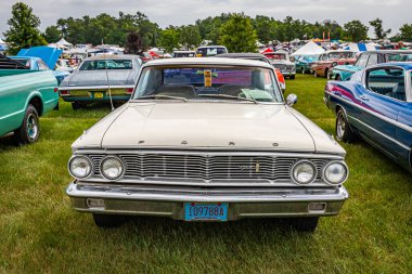 Iola, WI - Temmuz 07, 2022: 1964 Ford Galaxie 500 XL 2 Door Hardtop 'ın yüksek perspektifli ön görüntüsü yerel bir araba fuarında.
