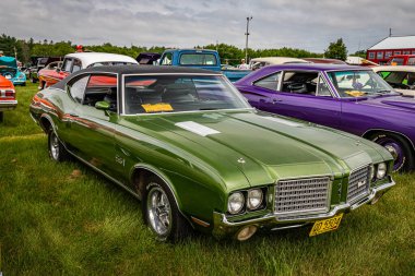 Iola, WI - Temmuz 07, 2022: 1972 Oldsmobile Cutlass Supreme Coupe yerel bir araba fuarında yüksek perspektifli ön köşe görüntüsü.