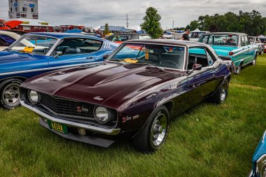 Iola, WI - Temmuz 07, 2022: 1969 Chevrolet Camaro Z28 Coupe 'nin yüksek perspektifli ön köşe görüntüsü.