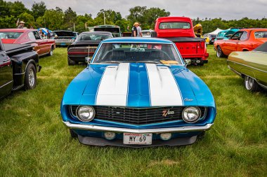 Iola, WI - Temmuz 07, 2022: 1969 Chevrolet Camaro Z28 Coupe 'nin yüksek perspektifli manzarası yerel bir araba fuarında.