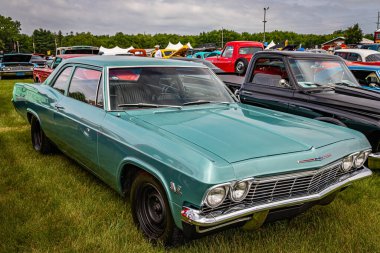 Iola, WI - 07 Temmuz 2022: 1965 Chevrolet Impala 2 Door Hardtop 'ın yüksek perspektifli ön köşesi yerel bir araba fuarında.