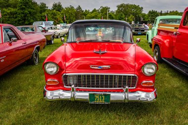 Iola, WI - 07 Temmuz 2022: 1955 Chevrolet 210 model bir Chevrolet 210 Tamirci 2 Kapısı İstasyonu Wagon 'u yerel bir araba fuarında yüksek perspektifli görüş.