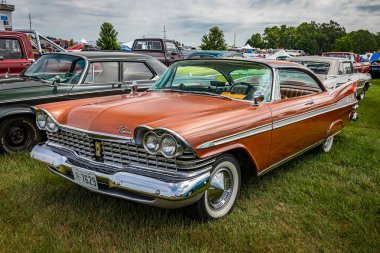 Iola, WI - Temmuz 07, 2022: 1959 Plymouth Sport Fury 2 Door Hardtop adlı otomobil fuarının yüksek perspektifli ön köşesi.