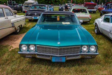 Iola, WI - 07 Temmuz 2022: 1972 model Buick Skylark 2 kapılı bir otomobil fuarının manzarası.