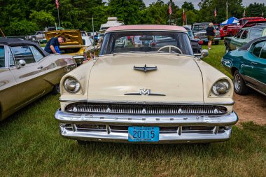 Iola, WI - 07 Temmuz 2022: 1956 Mercury Madalyası sahibi 4 Kapılı Sedan 'ın yerel bir araba fuarında yüksek perspektifli manzarası.